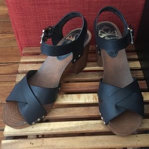 Fergalicious Wooden Open-tie sandal